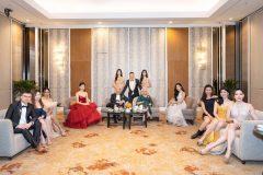 1000px-8.-Ladies-in-the-VVIP-room
